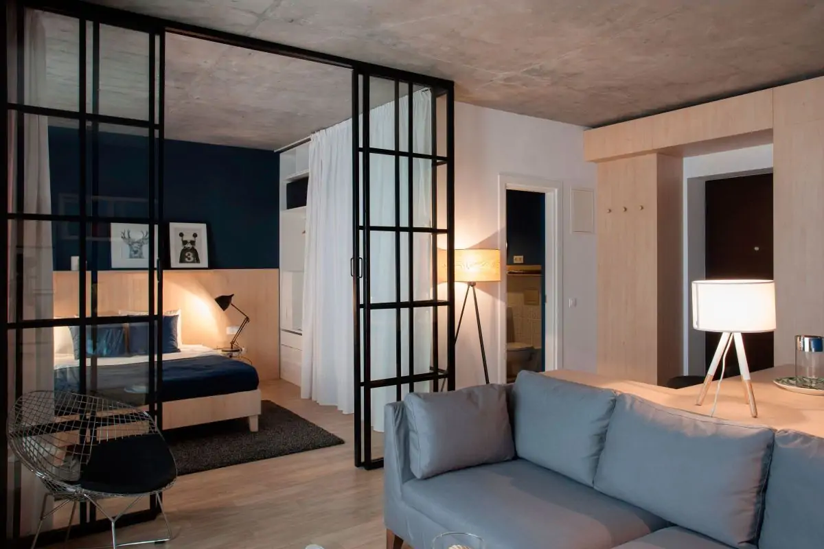 Стеклянные перегородки для квартиры-студии в стиле лофт